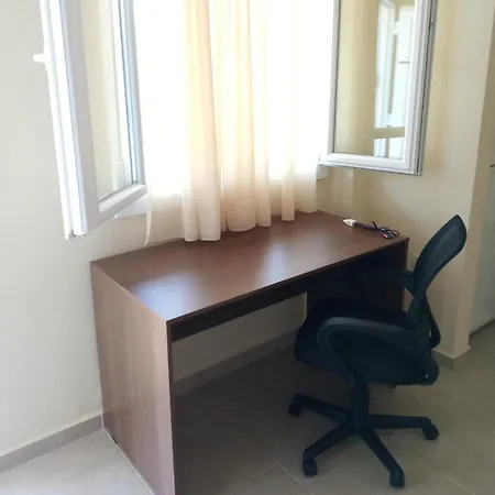 Detached House سيكيا