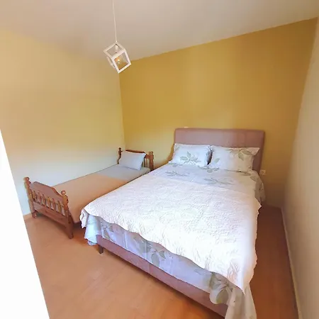Detached House سيكيا