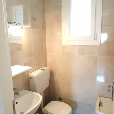 Detached House سيكيا